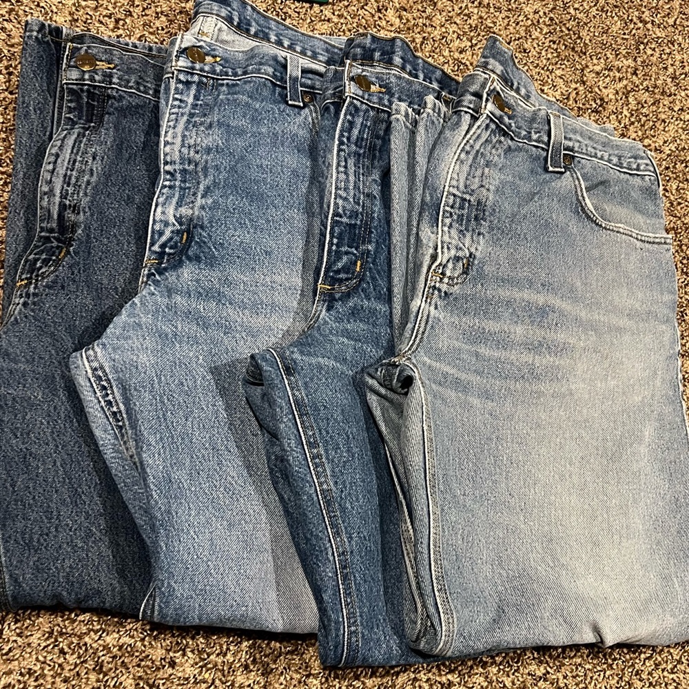 4 pairs of carhartt jeans. All size 40x30. Missing the back carhartt patch.